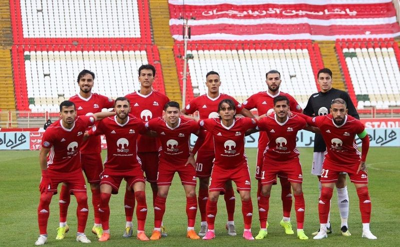 تراکتوری‌ها خارج از مستطیل سبز گل کاشتند!