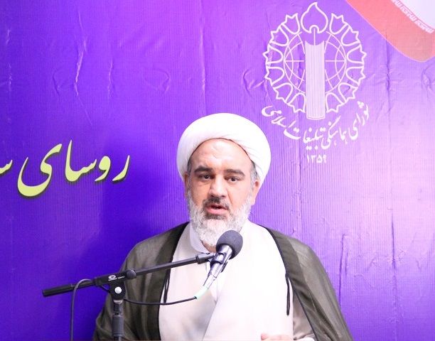 مسئولین با روزنامه ساقی برخورد کنند/ سابقه این روزنامه مشخص است