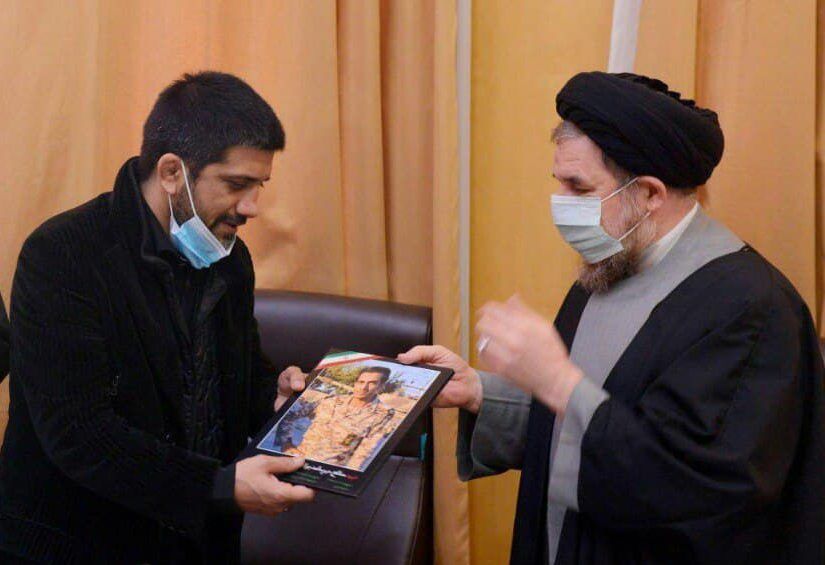 تقدیر خانواده شهید مدافع حرم تبریزی از رئیس فدراسیون کشتی + تصاویر