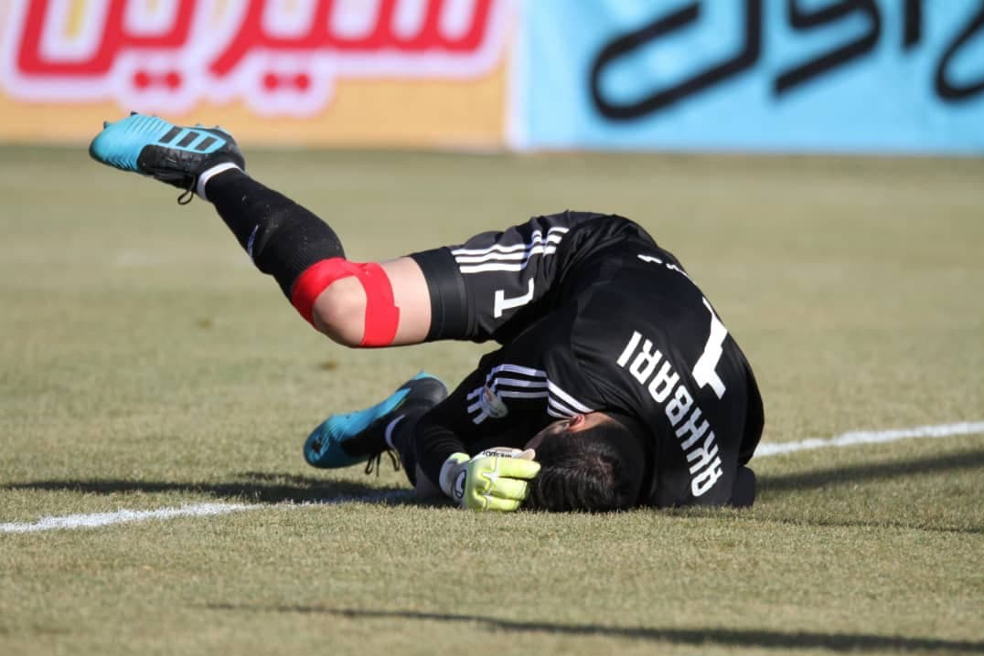 مصدومیت شدید سنگربان تراکتور/ بینی اخباری شکست + تصاویر