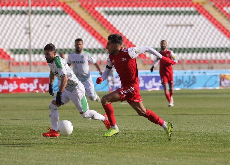 شکست یک نیمه‌ای تراکتور در خانه