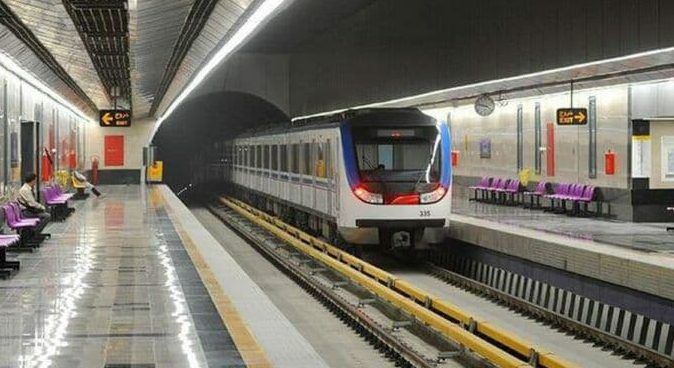 واگن قطار شهری از ریل خارج شد