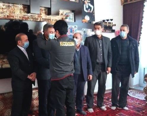 اقدام ارزشمند رزمی‌کار اهری/ تقدیم نشان قهرمانی جهان به خانواده شهید امنیت