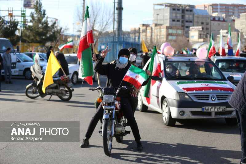 پرچم انقلاب بالاست/ راهپیمایی متفاوت در تبریز