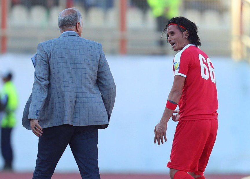 فیلم/ عصبانیت هافبک تراکتور از مهاجم هم‌تیمی