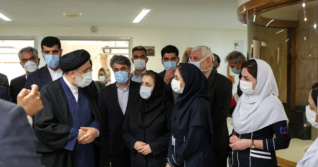 در دولت آینده، پرداخت درمان از جیب مردم را به نصف کاهش می‌دهیم