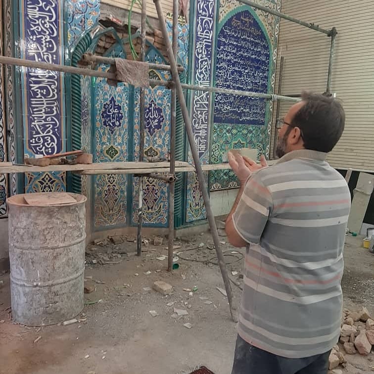 هنرمند و محراب ساز تبریزی در محراب مسجد به خاطره ها پیوست