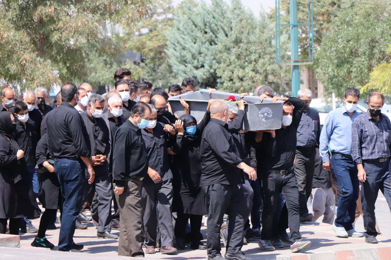 عدم رعایت پروتکل های بهداشتی توسط شهروندان در وادی رحمت/ 36 درصد حاضران در مراسمات تدفین کرونایی هستند!