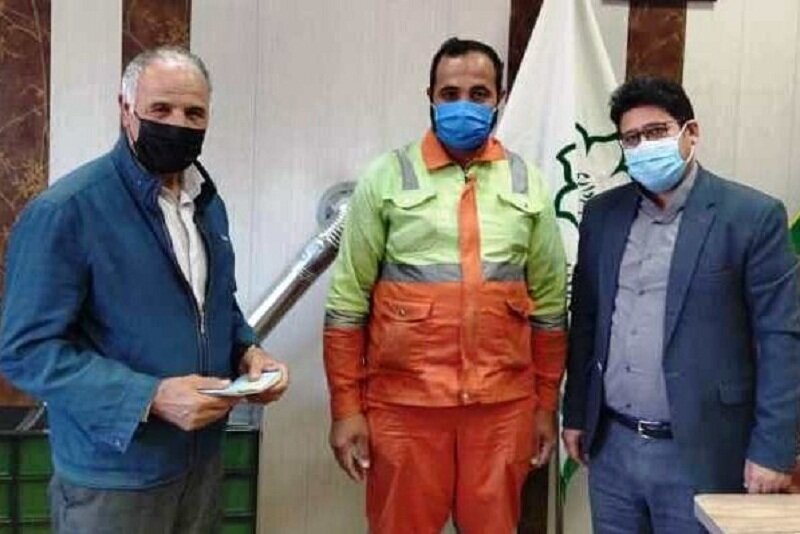 پاکبان شریف تبریزی چک ۲۴ میلیونی را به صاحبش بازگرداند