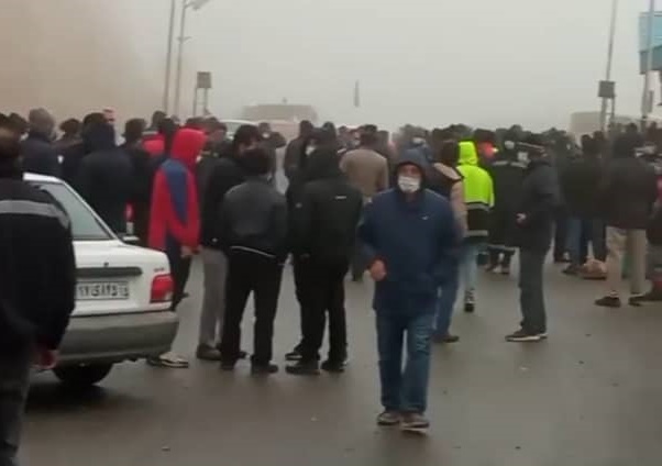 تشکیل جلسه با حضور نمایندگان کارگران/ از حق و حقوق کارگران کوتاه نمی آییم