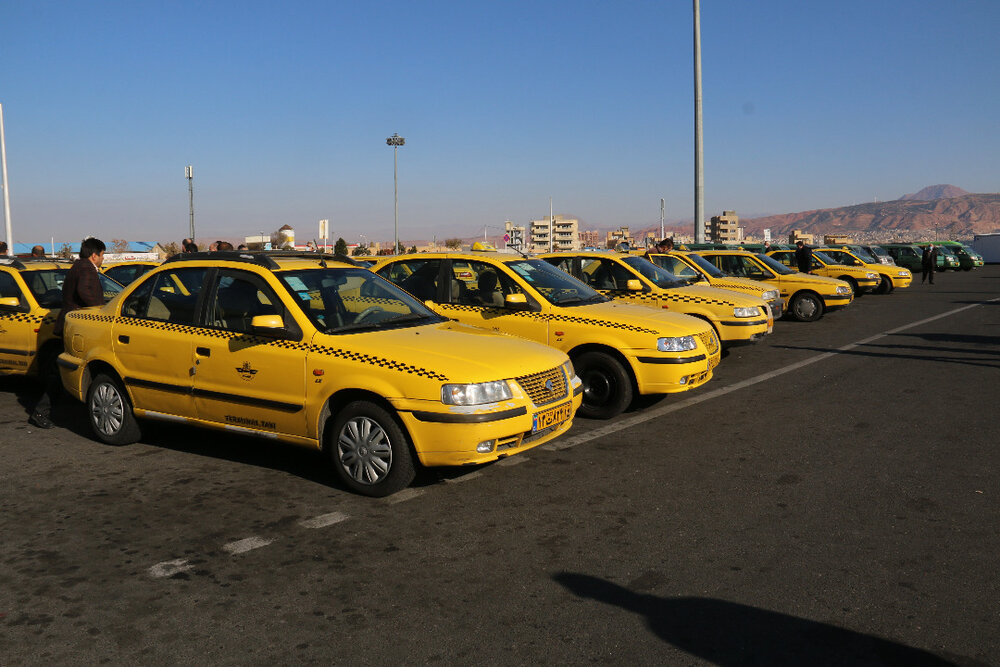 تداوم توزیع کارتخوان‌های سیار بانکی به رانندگان تاکسی در تبریز