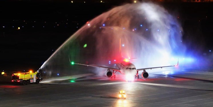 استقبال از هواپیمای ترکیه ای با واتر سالوت در تبریز