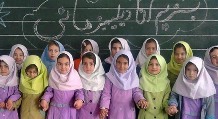 نماینده تهران: اجرای اصل ۱۵ قانون اساسی مخالف منافع ملی است/ نماینده تبریز: چرا مخالف قانون اساسی موضع میگیرید