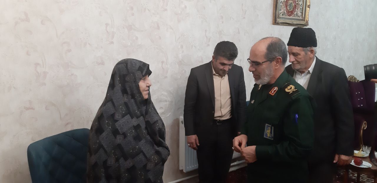 دیدار با خانواده شهدا، محضر کسب فیض و خدمتگزاری است/صلابت و اقتدار کشور مدیون شهداست