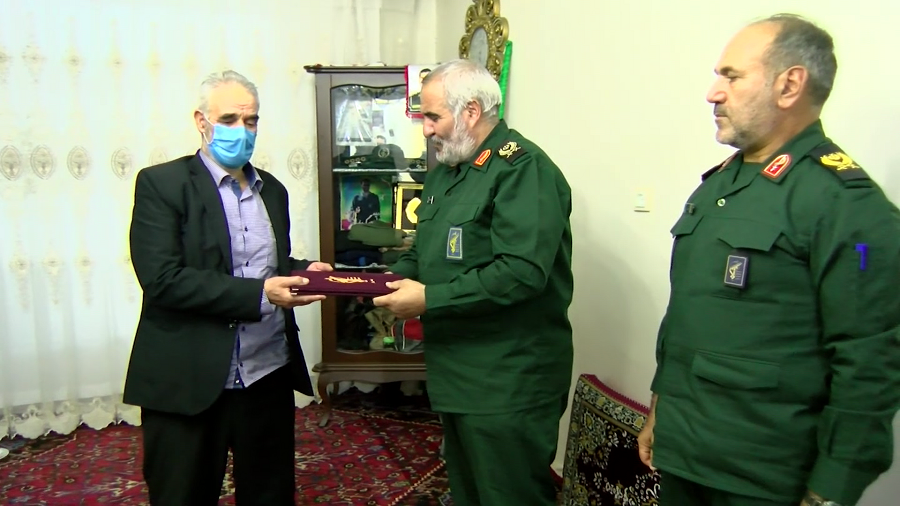 اعطای نشان رشادت به پاسدار شهید تبریزی