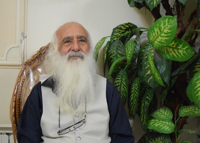 مهدی بهمنی، از “جبهه فاو” و ” چاپ گوتنبرگ” تا تحصیل در ۸۲ سالگی!