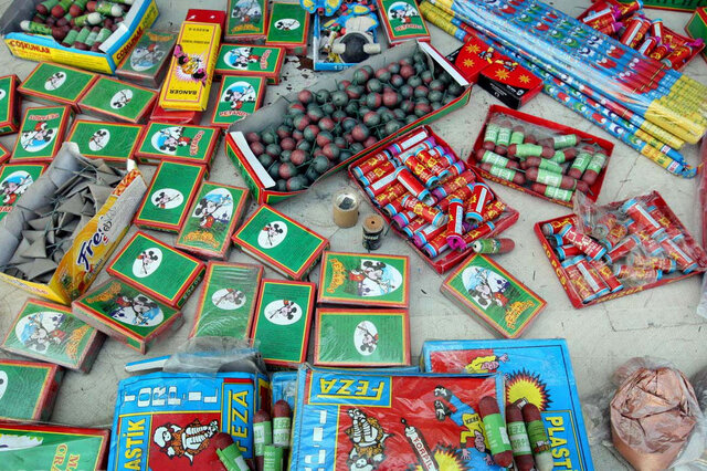 کشف 2 میلیون عدد مواد محترقه در تبریز