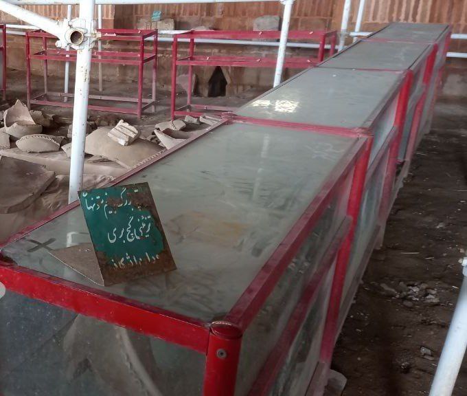 موزه قلعه‌ی ضحاک هشترود تنظیف و پاکسازی می‌شود + فیلم