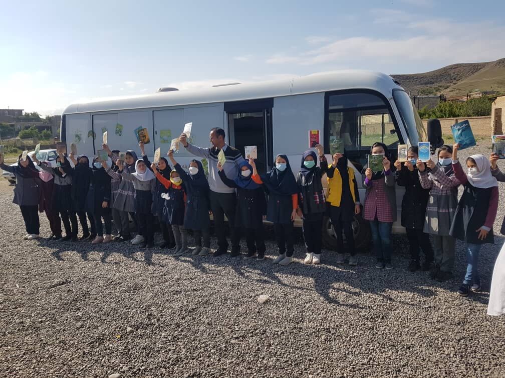 کتابخانه سیار کانون مهمان روستاهای مرزی خداآفرین