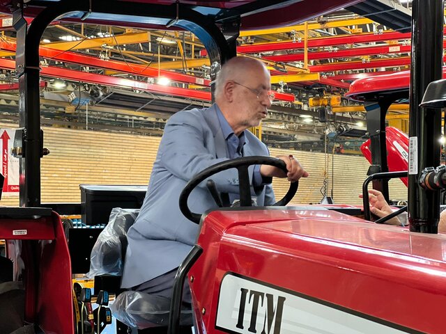 بازدید رئیس کمیسیون صنایع مجلس از تراکتورسازی تبریز