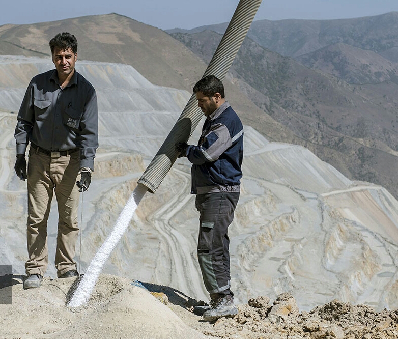 تشکر خبرنگاران و فعالان رسانه‌ای ورزقان از کارگران پیمانکاری مجتمع سونگون و امام جمعه ورزقان