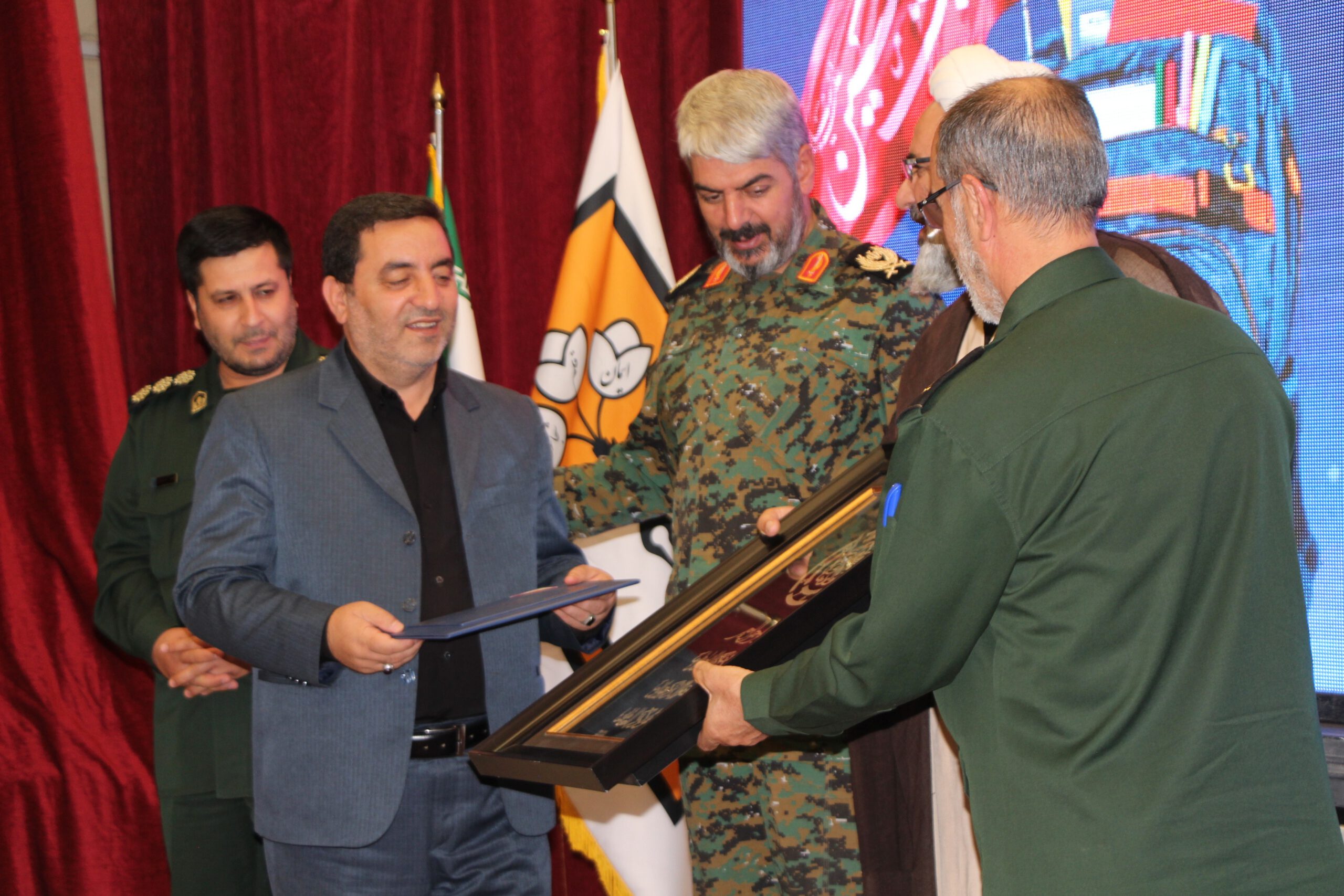 تقدیر نماینده ولی فقیه در استان و فرمانده سپاه عاشورا از مدیرکل آموزش و پرورش آذربایجان شرقی