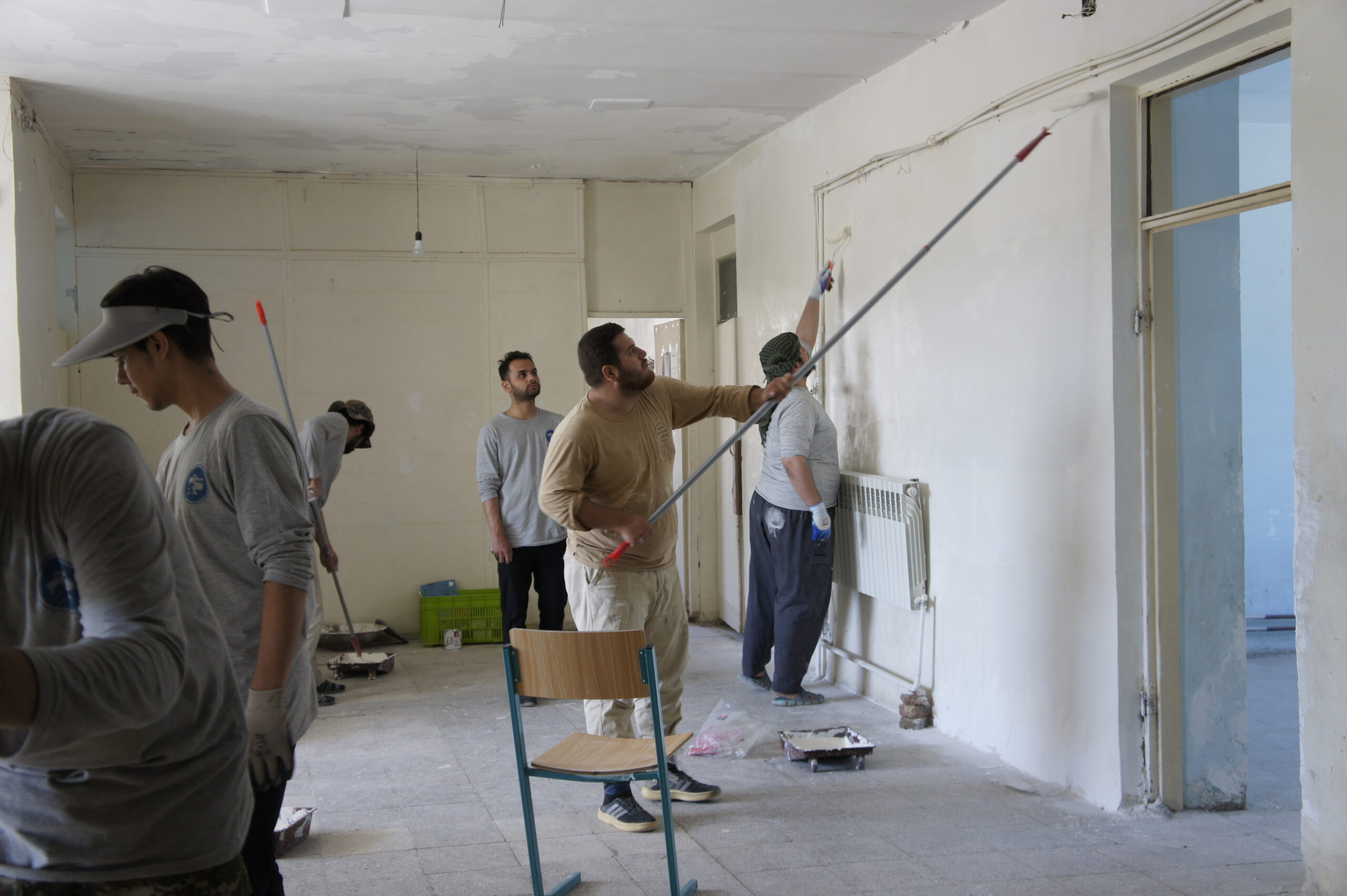 طعم شیرینِ مهرماه با دانشجویان جهادی/ اهدای هزینه تعمیر یک مدرسه از سوی مسئول نمایندگی ولی فقیه در سپاه عاشورا