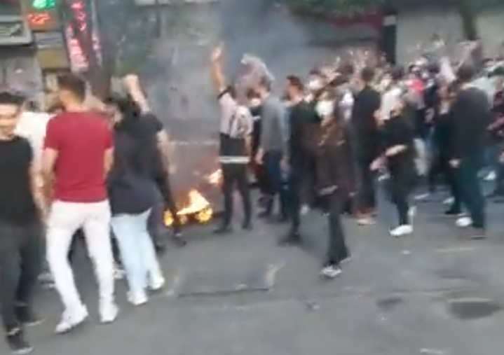 تجمع معترضان در تبریز به بهانه فوت خانم امينی؛ شعار معترضان علیه مردم