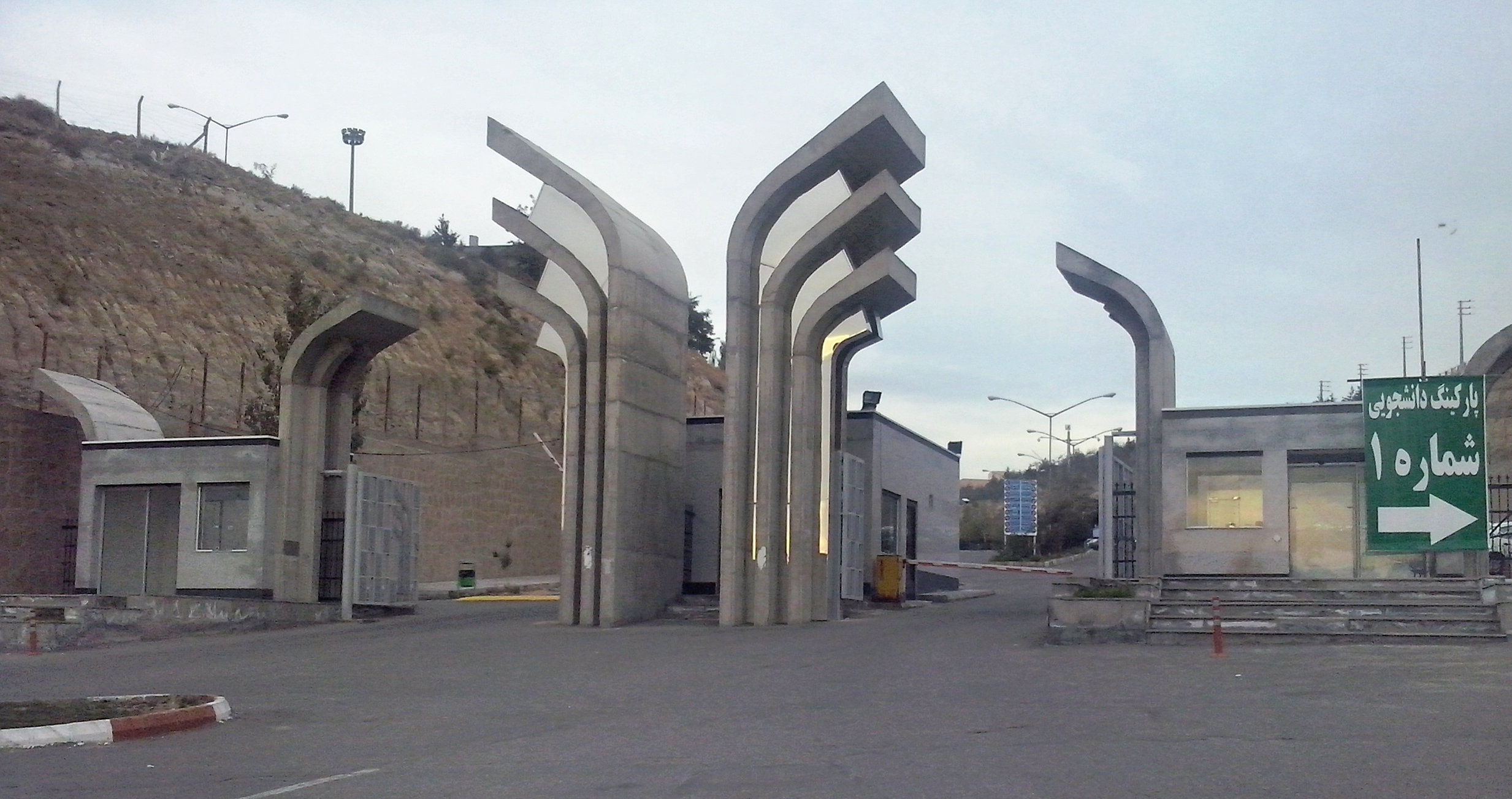 مشکلات تمام نشدنیِ دانشجویان دانشگاه آزاد تبریز/ از کمبود اتوبوس تا سلف دانشجویی که به راه نمی‌افتد