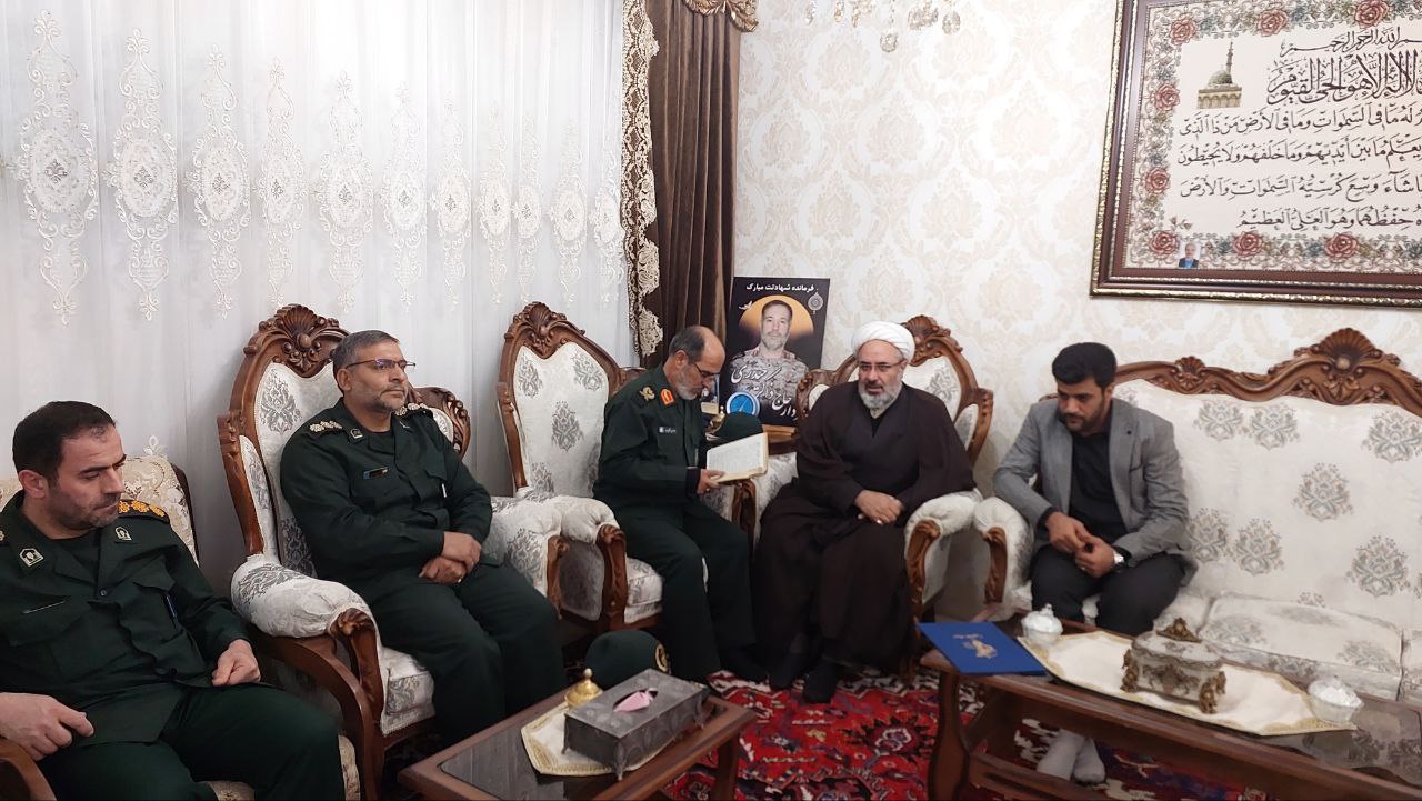 فرمانده سپاه عاشورا با خانواده شهید ذاکر حیدری دیدار کرد
