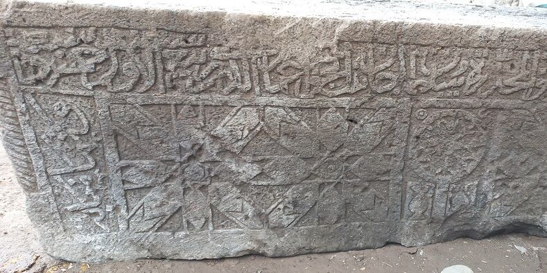 کشف سنگ باستانی حجاری‌ شده در شهرستان سراب
