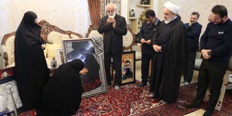 دیدار استاندار، فرمانده سپاه عاشورا و مسئول نمایندگی ولی فقیه در سپاه استان با خانواده شهید اوجاقی