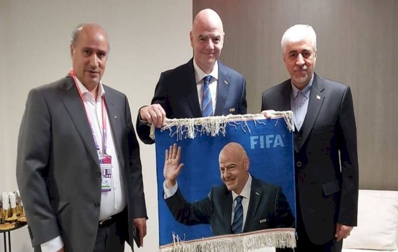 اهدای فرش بافته شده در سردرود به رئیس فیفا