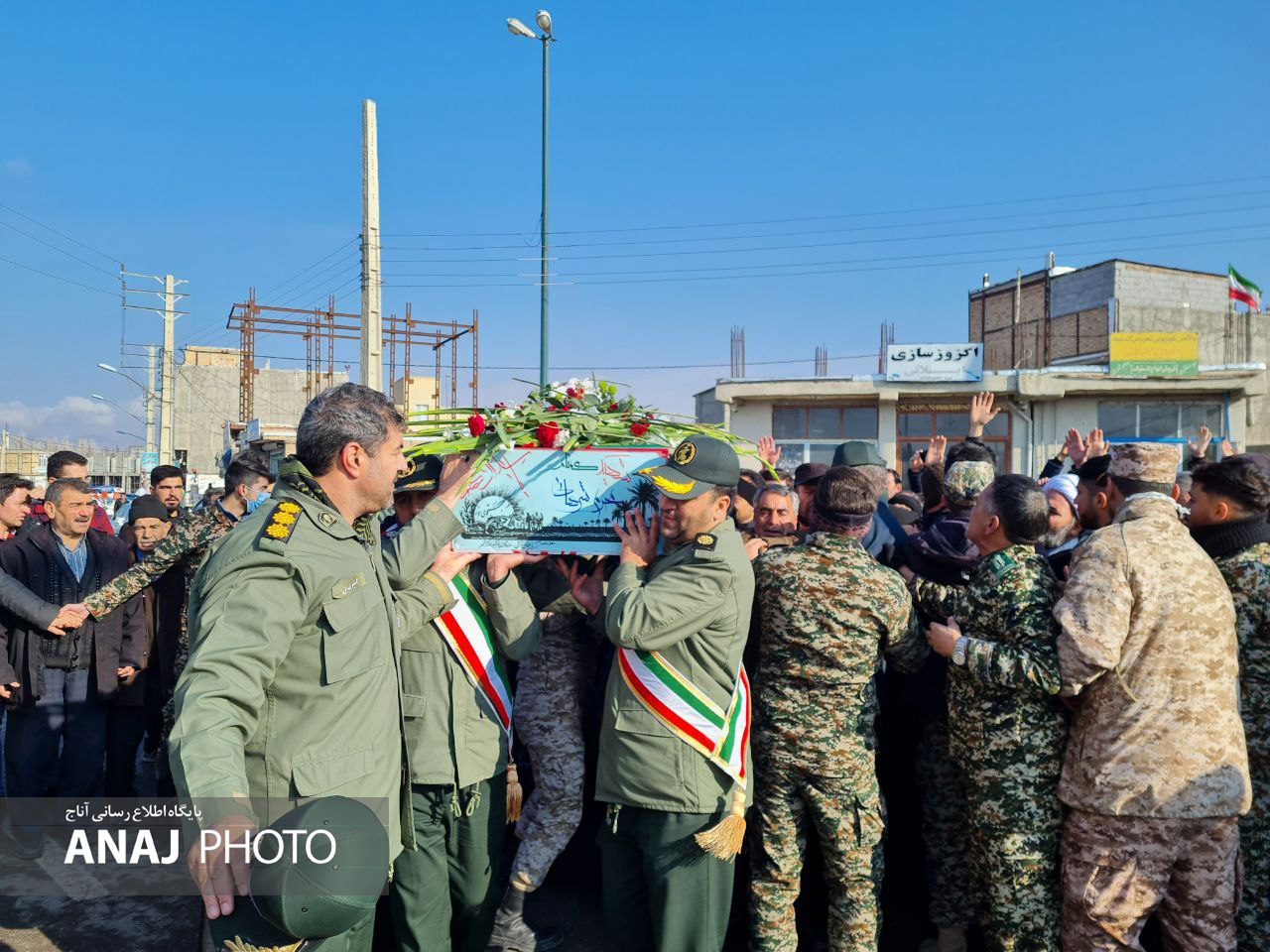 شهید گمنام در دستان مردم ورزقان