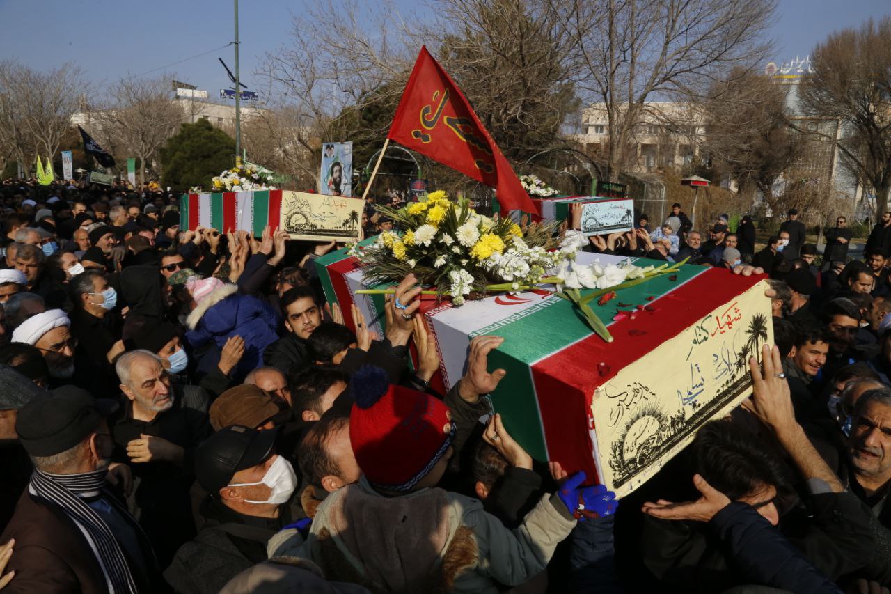 صدای مردم بهمراه لاله‌های فاطمی در تبریز پیچید/آسمان تبریز با حضور شهدا عطرآگین شد