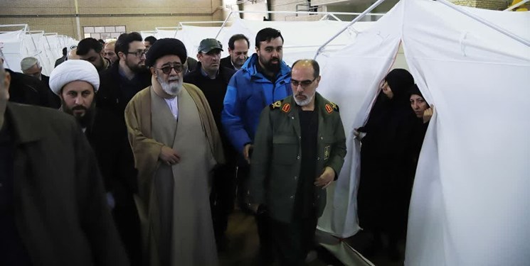 تا بازسازی آخرین خانه در کنار زلزله زدگان ایستاده‌ایم