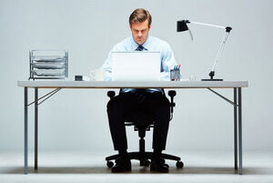 افراد پشت میز نشین بخوانند