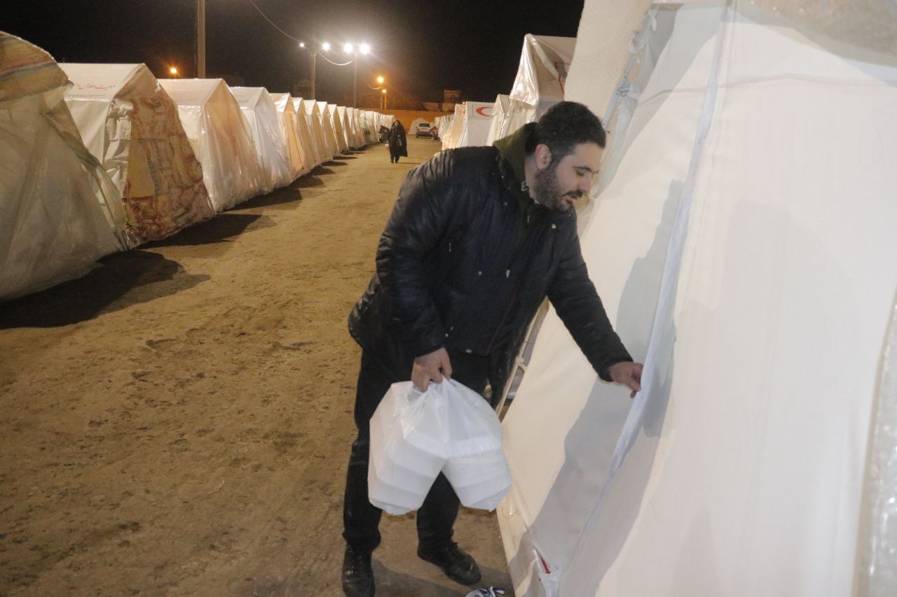 پخت و توزیع روزانه ۷ هزار پرس غذا در مناطق زلزله زده توسط خیریه جان نثاران