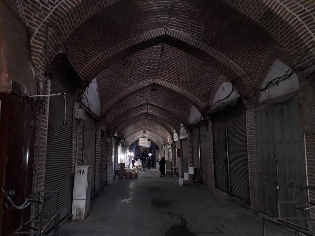 مسافران نوروزی به‌دنبال مغازه‌ای باز در بازار تبریز