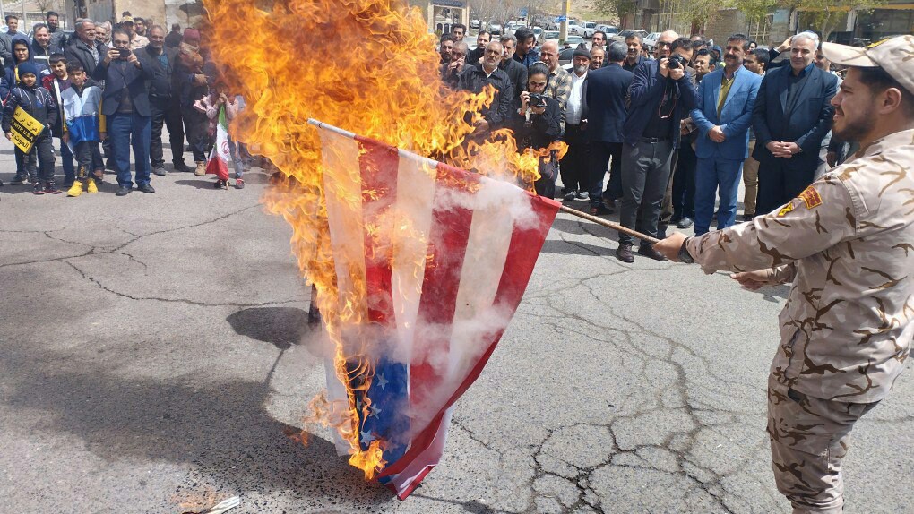 پرچم شیطان در آذربایجان‌شرقی به آتش کشیده شد