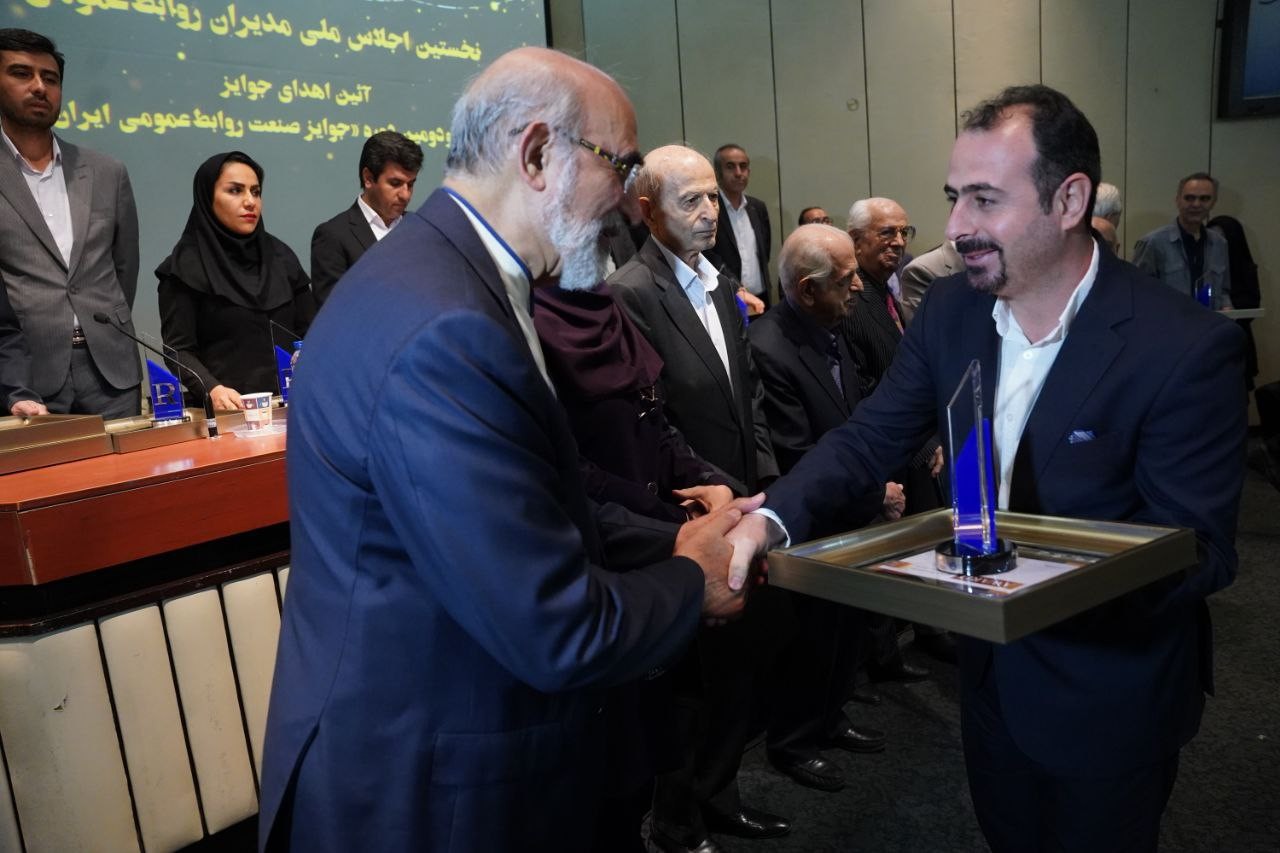 اهدای «جایزه ملی رهبری فکری مسئولیت اجتماعی ایران» به رئیس انجمن روابط عمومی آذربایجان‌شرقی