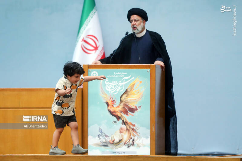 شیطنت یک کودک در حین سخنرانی رئیس‌جمهور