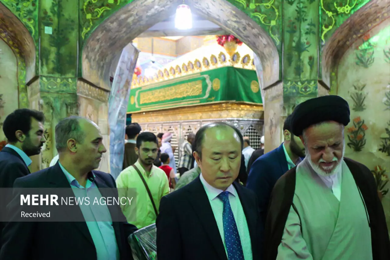 سفیر کره جنوبی در حرم حضرت معصومه (س) حضور یافت + عکس