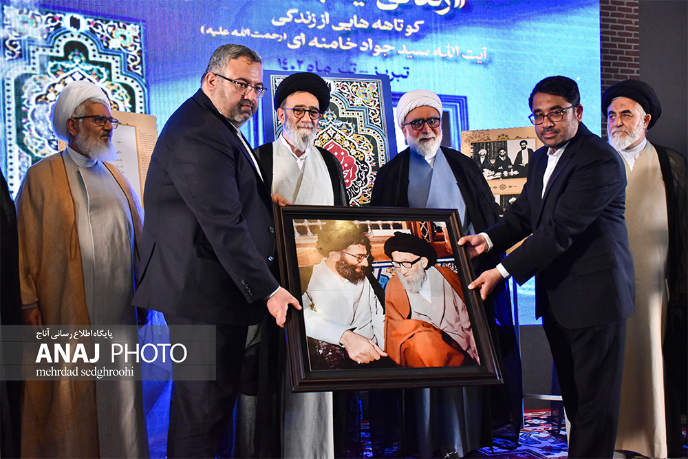 آئین رونمایی از کتاب “زندگی اینجاست”