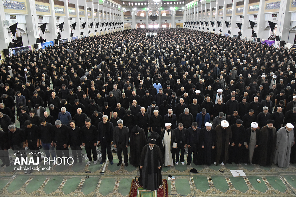 اقامه نماز ظهر عاشورا در تبریز