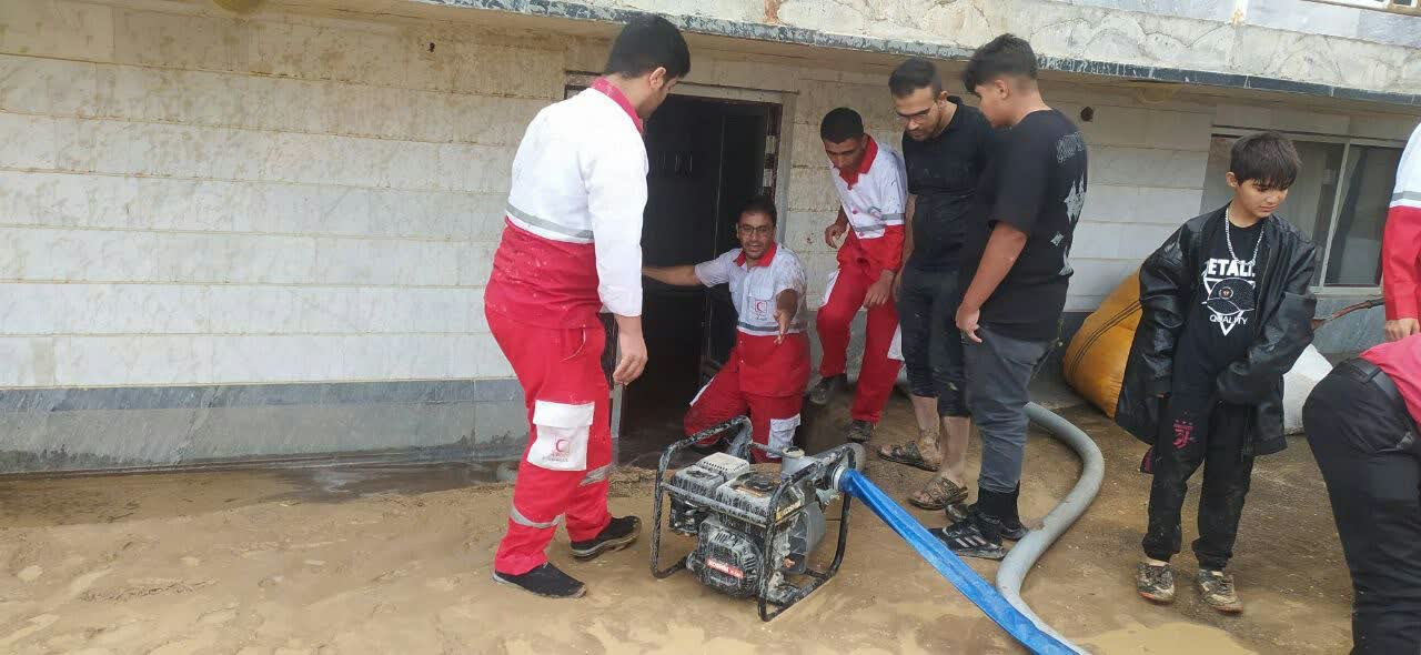 امدادرسانی جمعیت هلال احمر به سیل‌زدگان بستان‌آباد