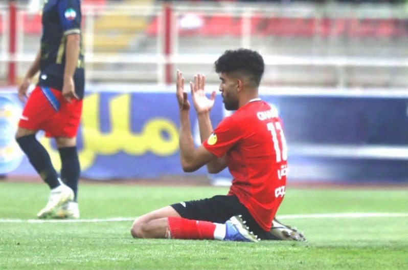 چه کسی اصرار به حفظ قادری در تراکتور دارد؟