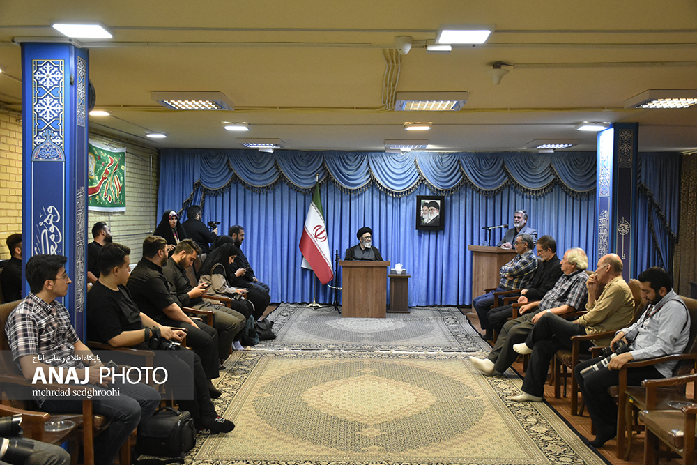 دیدار جمعی از عکاسان تبریزی با نماینده ولی فقیه در استان