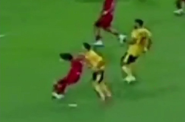 حرکت ناشایست بازیکن سپاهان برابر تراکتور/ زمین فوتبال یا رینگ بوکس؟ + فیلم