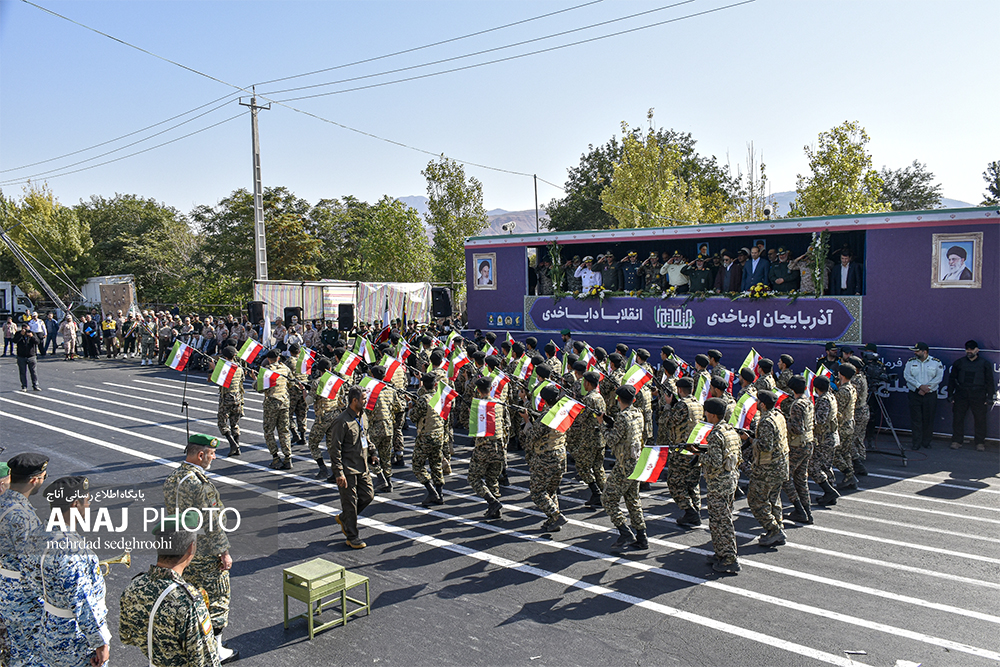 دوربین آناج از رژه نیروهای مسلح در آغاز هفته دفاع‌مقدس